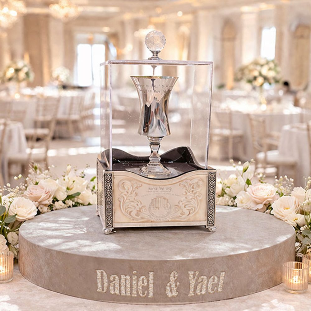 מעמד גביע כוס של ברכה יוקרתי לחתונה מבית סט מסורת, עם חריטת שמות חתן וכלה וברכות חופה, עשוי עור וכסף
