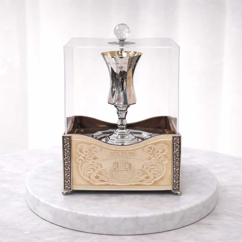 קופסת עור מהודרת עם הטבעה 'כוס של ברכה' המכילה גביע קידוש יוקרתי, מתנה לכלה ולחתן