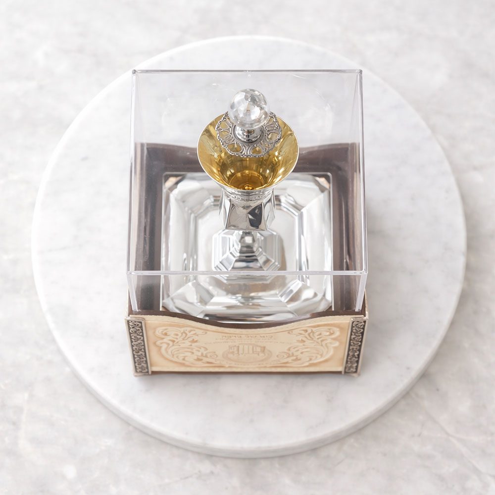 מתנת יודאיקה לחתונה - מעמד גביע קידוש מעור בעבודת יד עם פרספקס וכסף, שילוב של מסורת ואמנות