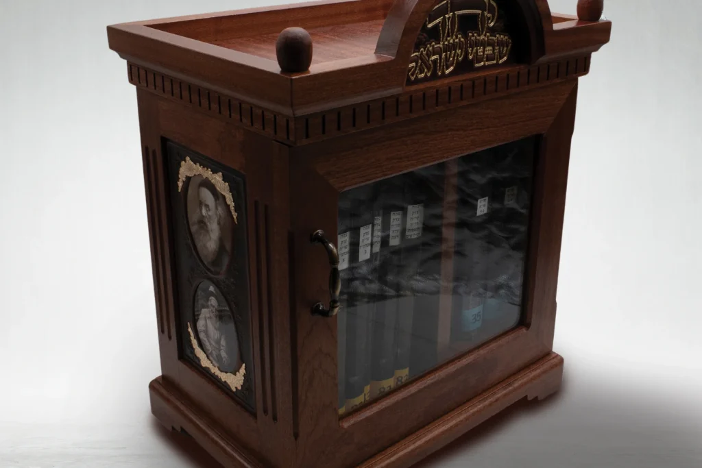 ארון_חבד_מעץ_ומעור (2)